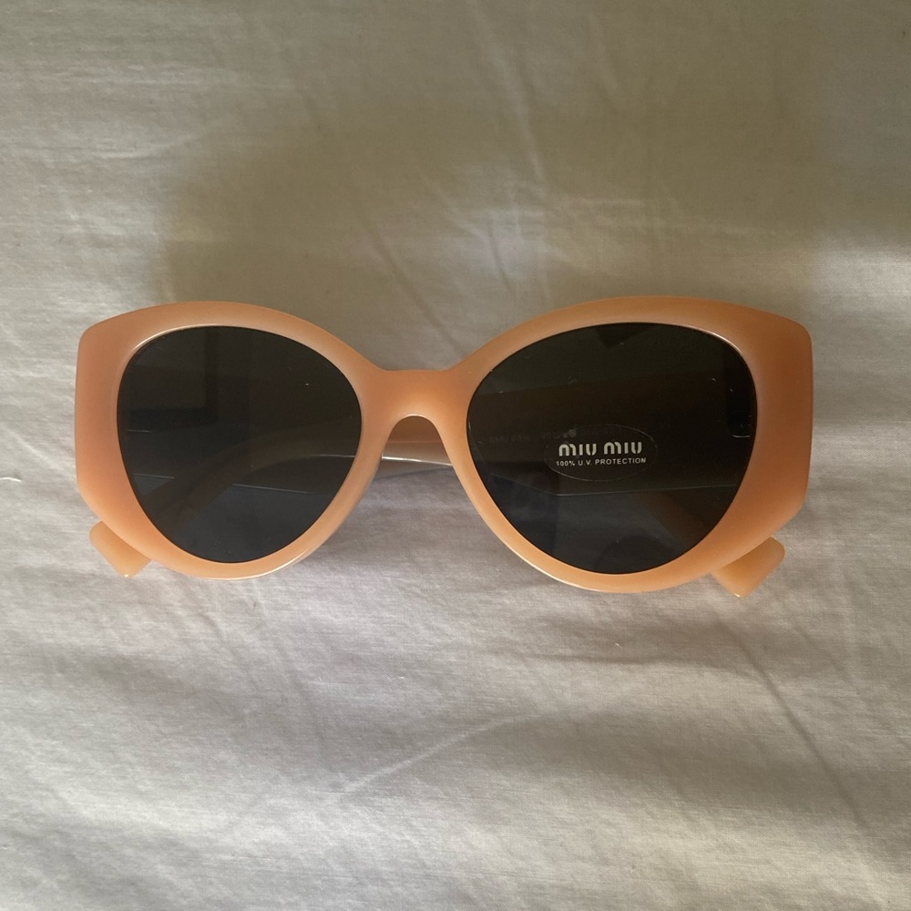 Miu Miu sunglasses

Frame color: Pink Opal
Lens color: Dark Grey
SKU#SMU03W